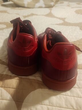 adidas Stan Smith Low-Top Sneakers in Burgundy